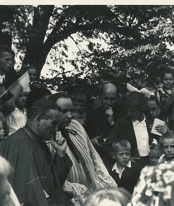 Zasłuchany ks. biskup, Marcyporęba, 1960 r.